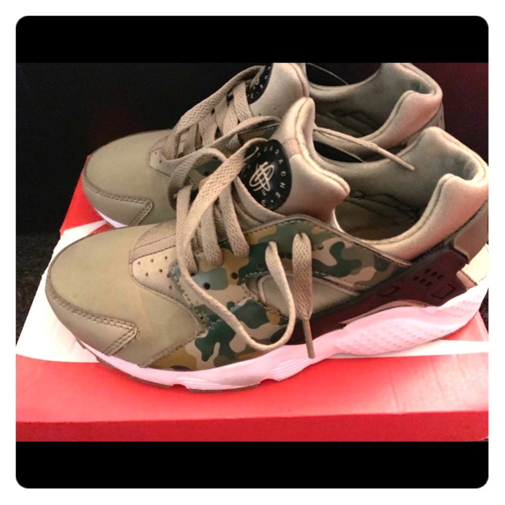 Youth Nike Huaraches sz 5.5y